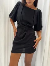 Vestido corto rojo de lino, con escote redondo, mangas globo y lazo ajustable en la cintura.