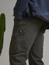 Pantalón cargo negro con bolsillos laterales con solapa, corte ajustado y tobillos elastizados.