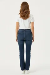 Pantalón de jean azul oscuro, de corte recto y tiro medio.