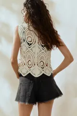 Short de jean negro con tiro alto, corte holgado, cinco bolsillos y bajo desflecado.