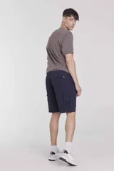 Bermuda color beige con bolsillos cargo laterales.