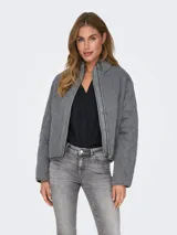 Campera corta acolchada color gris, con cuello alto, cierre frontal con cremallera y bolsillos laterales.