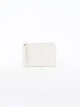 Billetera de cuero sintético color blanco con textura de cocodrilo, cierre superior con cremallera dorada y correa de mano extraíble. Incluye un bolsillo frontal con botón a presión y ranuras para tarjetas en la parte posterior.