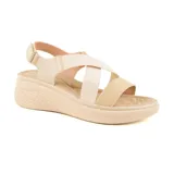 Sandalias de mujer color beige con tiras cruzadas elásticas y suela de plataforma.