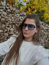 Lentes de sol con montura cuadrada negra y cristales grises degradados.