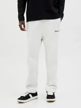 Pantalón de jogging gris claro, de algodón y poliéster reciclado, con cintura elástica ajustable con cordón, corte relajado, tiro medio y logo bordado en la pierna izquierda.