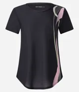 Remera deportiva femenina de manga corta, color negro, confeccionada en microfibra de helanca. Posee escote redondo y estampado localizado en formato de ondas en el lateral delantero en tonos verde, lila y rosado.