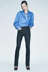 Pantalón de jean negro de tiro medio, corte bootcut y cinco bolsillos.