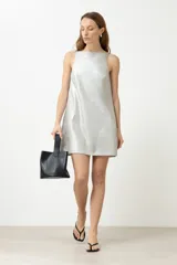 Vestido corto plateado de lino con acabado metalizado, corte recto y cuello cuadrado.