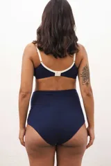 Culotte maternal blanco de algodón con doble tela, sin elásticos que marquen. Ideal para embarazo y postparto.