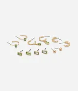 Set de seis pares de aros dorados con diferentes diseños: aros tipo argolla con dije rectangular verde, aros tipo argolla con dije rectangular transparente, aros tipo argolla lisa, aros con forma de rectángulo verde, aros con forma de rectángulo transparente y aros tipo botón con forma de esfera.