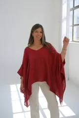 Blusa oversize color borgoña, de lino, con escote en V y mangas amplias.