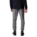 Pantalón jogger negro de hombre, marca Columbia, con tecnología Omni-Shield resistente al agua y a las manchas, cintura elástica ajustable con cordón, bolsillos delanteros, dobladillo elástico y detalles reflectantes.
