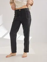 Pantalón cigarette de lino color ladrillo, de tiro alto y corte recto.