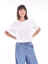 Remera blanca de algodón, corte clásico y mangas cortas.