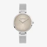 Reloj análogo Jacques Lemans modelo Milano para dama, con caja redonda de acero plateado y esfera color champagne/beige. Posee marcadores de hora en relieve y agujas plateadas. La correa es de malla milanesa de acero plateado.