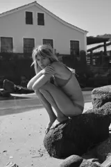 Conjunto de bikini turquesa, con corpiño triangular fijo y bombacha clásica.