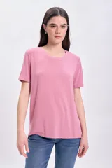 Remera manga corta color rosa con cuello a la base.