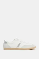 Zapatillas deportivas blancas con detalles en cuero sintético color plata.