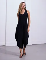 Mono enterizo negro de seda fría, con ruedo asimétrico y corte holgado.