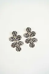 Set de collar y aros dorados con dije de flor con estampado animal print. El collar es tipo choker y los aros son colgantes.