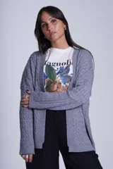 Cárdigan negro de tejido de punto trenzado, sin botones y corte holgado.