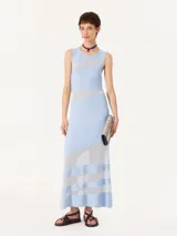 Vestido largo celeste con paneles de tejido calado y organza transparente.