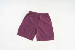 Bermuda de nylon liviano color borgoña, con cintura elastizada con cordón, bolsillos laterales y bolsillos cargo de perfil limpio.