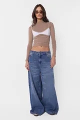 Pantalón de jean corte wide leg, color azul.