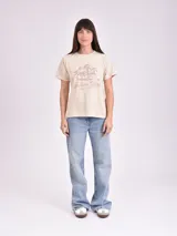 Remera celeste de algodón con estampado de flor y texto "Real View".