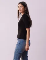 Remera rosa de tejido rib, con cuello redondo y manga corta.