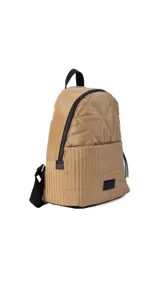 Mochila de tela color blanco con diseño capitoneado en la parte superior y textura tipo telar en la parte inferior. Tiene correas negras ajustables, asa superior y bolsillo frontal amplio. Incluye compartimento interno para iPad.