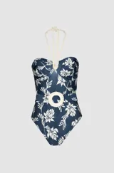 Body de lycra azul con estampado floral blanco, escote strapless, detalle de bordado en cuerda con pedrería y cinturón decorativo con hebilla circular. Incluye cuerda removible para atar al cuello y forro interior.