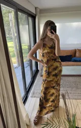 Vestido de fiesta con estampado exótico y breteles trenzados que envuelven el cuerpo.