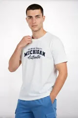 Remera blanca de manga corta con cuello redondo y estampado frontal que dice "PREMIUM QUALITY MICHIGAN Authentic" en azul marino.