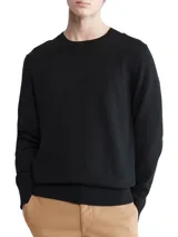 Sweater negro de algodón con cuello redondo, mangas largas con puños acanalados y logo de la marca bordado en el pecho.