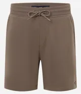 Bermuda masculina de corte slim fit, color marrón, confeccionada en algodón con felpa. Presenta cintura elástica con cordón ajustable y bolsillos laterales.