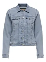 Chaqueta de jean celeste de corte clásico, con mangas largas con puños abotonados, cierre frontal con botones metálicos y bolsillos delanteros con solapa y botón.