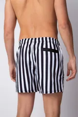 Short de baño para hombre con cintura elástica y cordón ajustable. Presenta un estampado de rayas verticales anchas en color verde oscuro y blanco. Incluye bolsillos laterales y un pequeño parche con logo en el bajo.