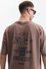 Remera marrón de corte boxy, con cuello redondo y estampado en la espalda con números y frases en azul.