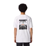 Remera blanca de manga corta con estampado pequeño en el pecho.
