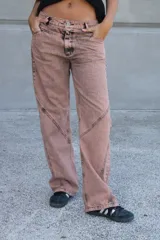 Pantalón de jean color salmón con efecto lavado, corte recto y tiro medio.