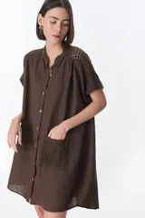 Vestido camisero celeste de lino con cuello mao, manga corta con detalle de calado y bolsillo de crochet.