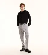 Pantalón de vestir gris claro, corte slim, con trabillas para cinturón, cierre tradicional, bolsillos laterales y traseros.