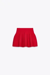 Falda mini roja de punto con cintura elástica y corte evasé.