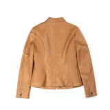 Campera color camel de cuero sintético, con cuello redondo, cierre frontal y bolsillos laterales con cierre.