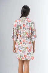 Bata kimono corta de algodón estampado con flores rojas, violetas y verdes. Tiene mangas al codo y lazo de ajuste en la cintura.