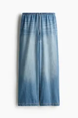 Pantalón denim celeste de corte holgado, con elástico y cordón ajustable en la cintura.