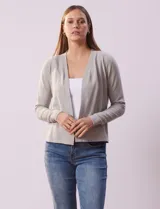 Cardigan tejido color gris claro, con mangas largas y diseño acanalado.