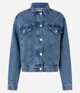 Campera boxy de jeans azul, con cuello clásico, cierre frontal con botones, bolsillos con solapas abotonadas en el pecho y recortes.